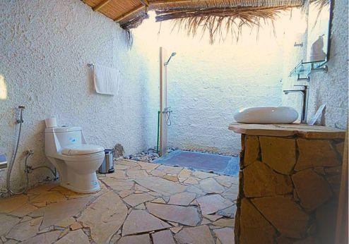 Sama Ras Al Jinz Resort, badkamer