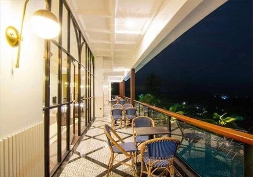 Grand Rocky Hotel, terras