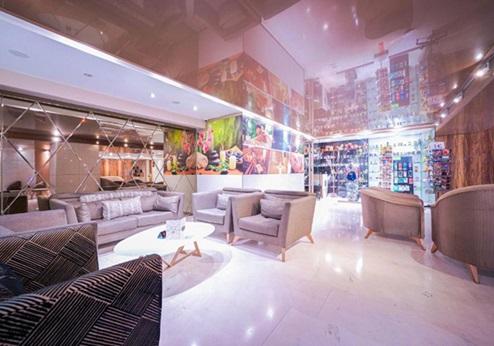 Oum Palace, lobby
