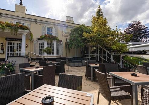 The Devon Hotel, Terras