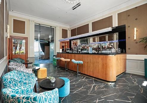 The Place Hotel, Bar