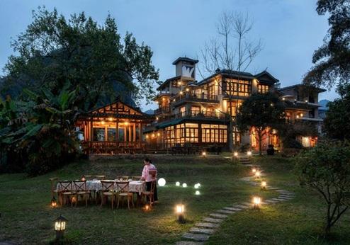 Yangshuo Moondance Hotel, exterieur in de avond