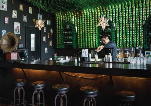 The Akmani, bar