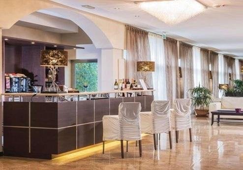 Hotel For You, bar