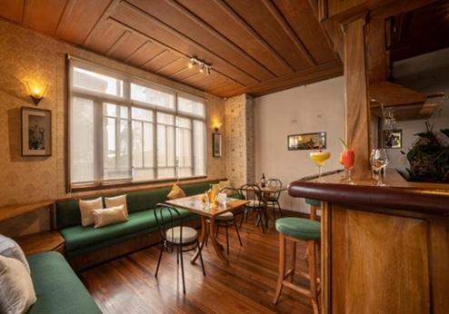 Fleur de Lys Hotel, bar