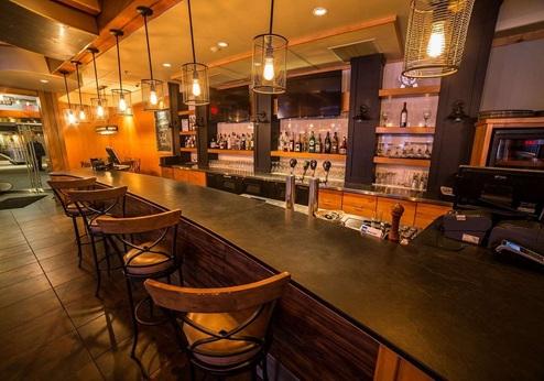 Prestige Hudson Bay Lodge Suites, bar