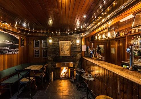 Loch Leven Hotel, bar