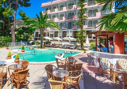 Tolon Holidays Hotel, terras en zwembad