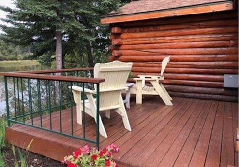 Pike's Waterfront Lodge, terras