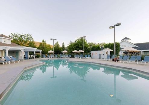 Balcomo, A Ramada by Wyndham, zwembad