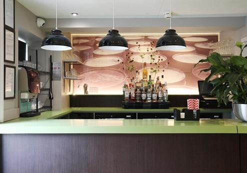 Cairn Hotel, bar