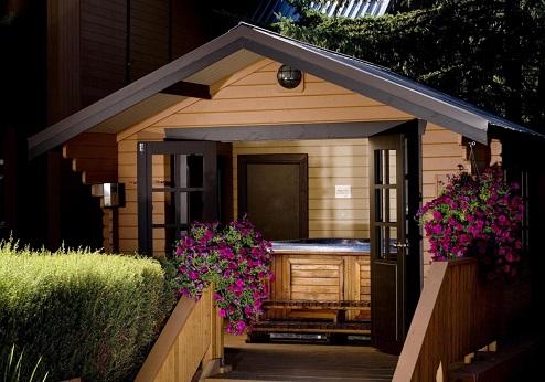 Marmot Lodge, outdoor jacuzzi