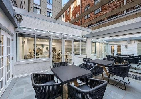 The Normandy Hotel, terras