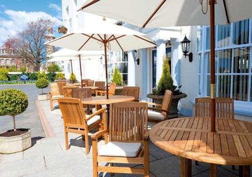 The Imperial Hotel, terras