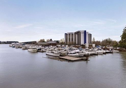 Radisson Blu Vancouver Airport Hotel & Marina, omgeving