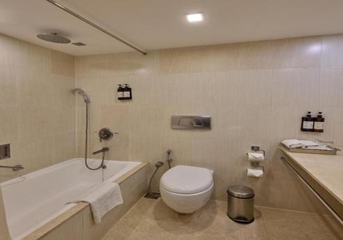 Royal Orchid Central Bangalore Hotel, badkamer