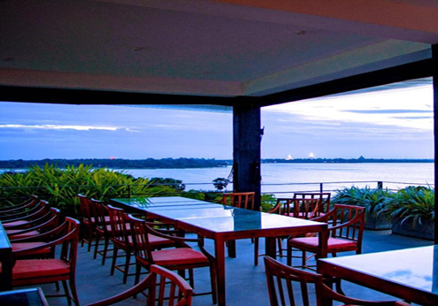 The Lake Forest Hotel, restaurant