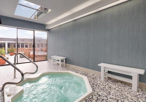 Coast Discovery Inn, jacuzzi