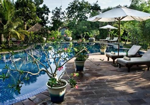 Battambang Resort, zwembad met ligbedden