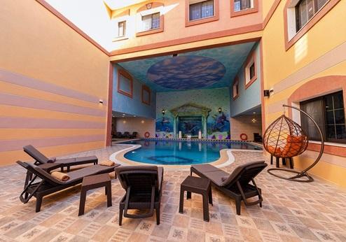 Petra Canyon Hotel, zwembad met terras