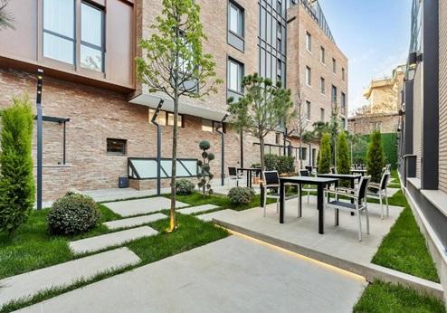 Clocks Hotel Tbilisi, tuin