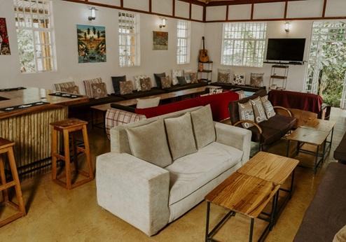 Eileen's Tree Inn, lounge