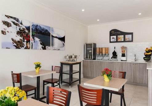 Days Inn by Wyndham 100 Mile House, ontbijtzaal