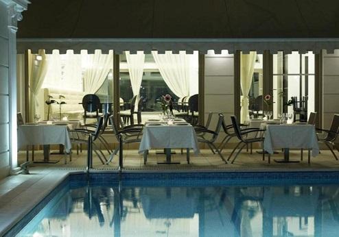 Hotel Menelaion, dineren bij het zwembad
