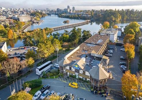 Days Inn Victoria Uptown, overview met omgeving