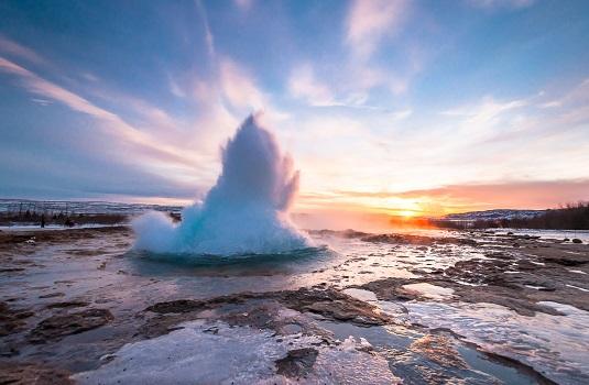 Uitbarsting van Strokkur-geiser in IJsland