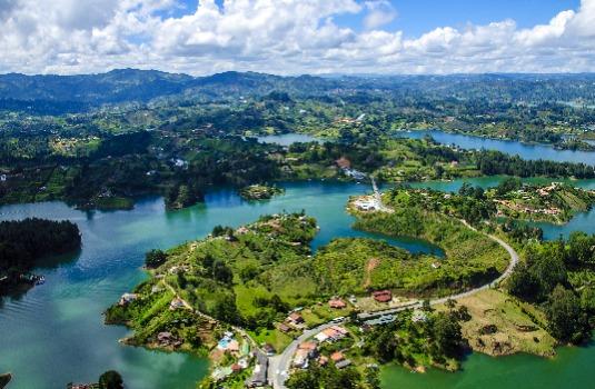 Panoramisch uitzicht vanaf de rots van Guatape in Medellin