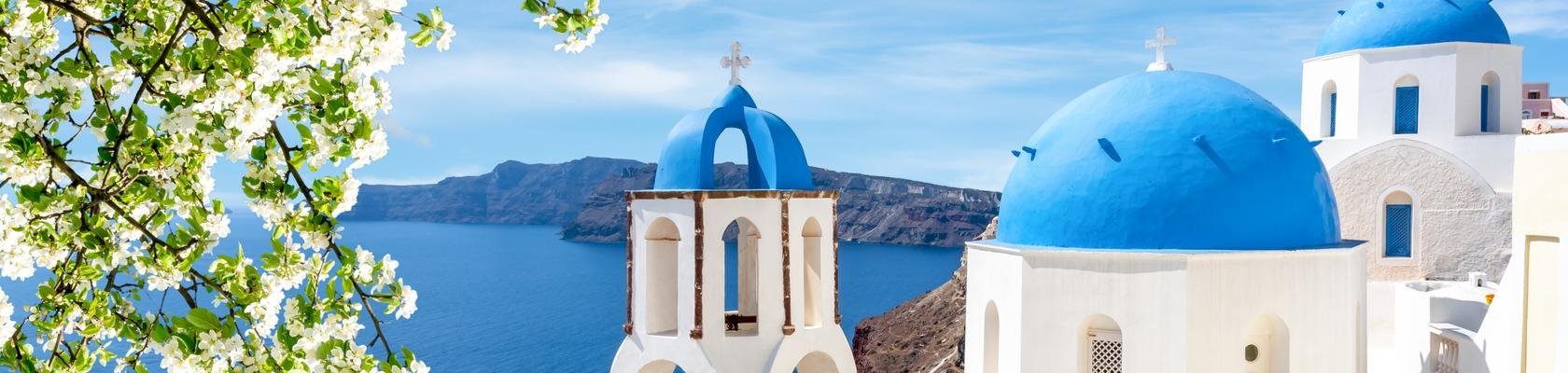 De blauwe koepeltjes van Oia op Santorini