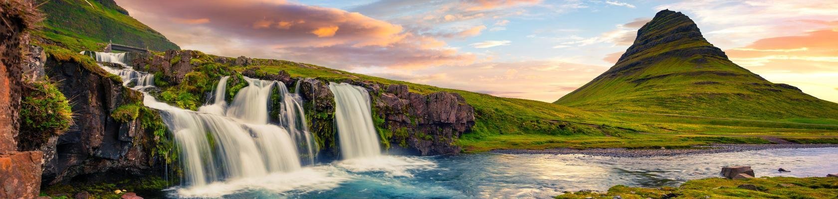 De Kirkjufellsfoss-waterval met op de achtergrond de beroemde Kirkjufell-berg