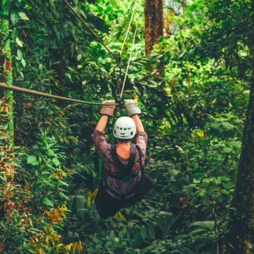 Ziplinen door de jungle in La Fortuna