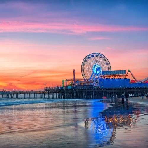De pier van Santa Monica bij zonsondergang