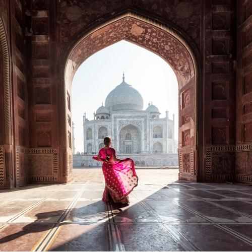 Vrouw voor de Taj Mahal
