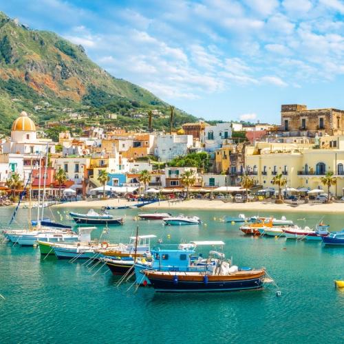 Vissersboten aan haven bij Ischia