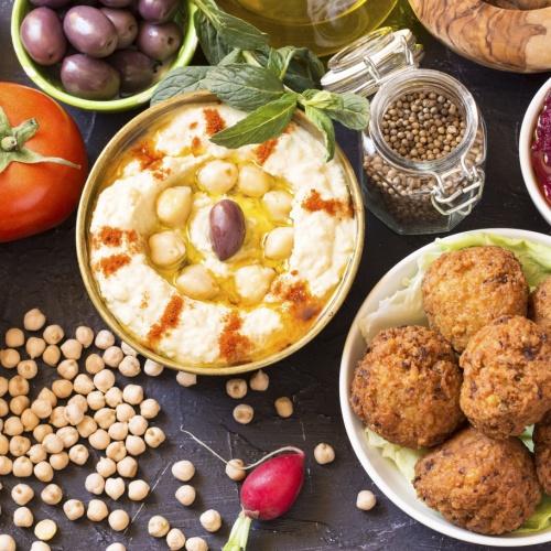 Jordanees ontbijt met hummus en falafel