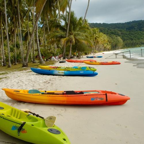 Kayaks op het strand