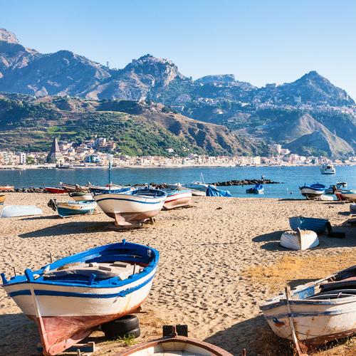 Boten op het strand van Giardini-Naxos