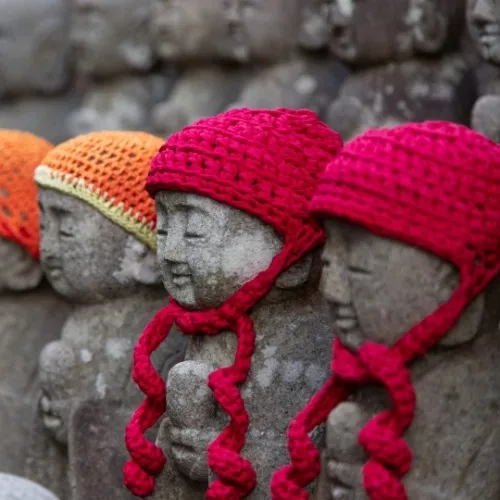 Kleine boeddha-beelden in de Daisho-in-tempel op Miyajima