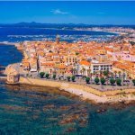 Alghero bovenaanzicht stad aan het water