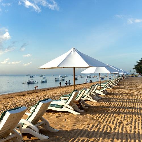 Ligbedden op het strand van Sanur