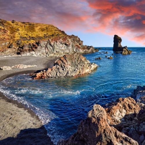 Het zwarte zandstrand Djúpalónssandur