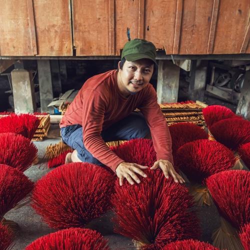Meneer maakt wierookstokjes in Long Xuyen