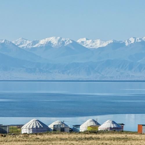Yurts tegen de achtergrond van het Issyk Kul Meer