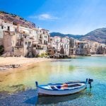 Bootje voor het strand van Cefalù