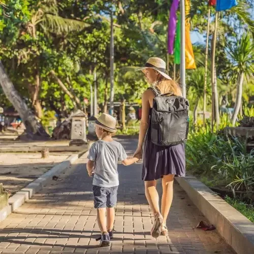 Moeder met kindje in Sanur Bali