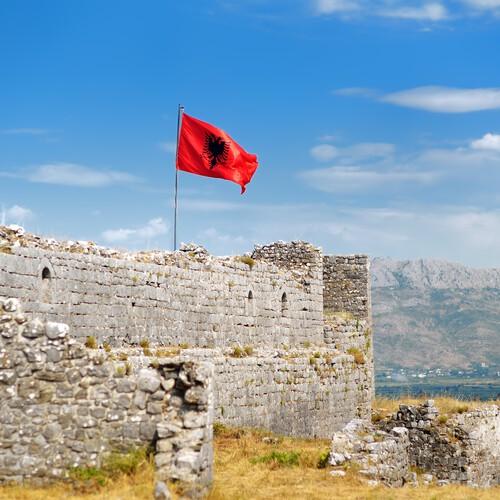 Albanese vlag bij het Rozafa-kasteel in Shkodër