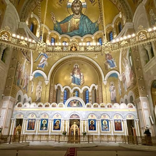 Sint-Sava kathedraal van binnen in Belgrado
